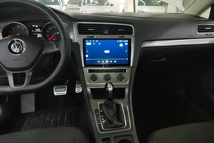Used Volkswagen Golf 2014 1.6L Automatic Fashion Model Audio And AC Panel
