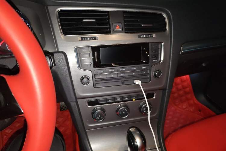 Used Volkswagen Golf 2014 1.6L Automatic Comfort Model Audio And AC Panel
