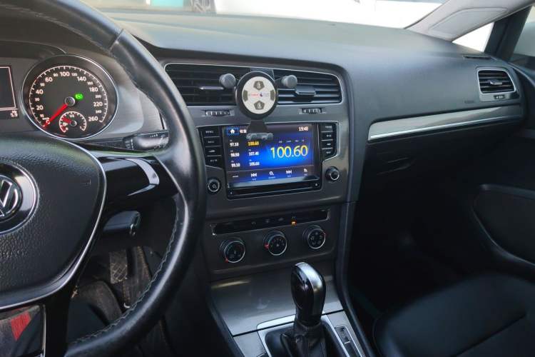 Used Volkswagen Golf 2014 1.4TSI Automatic Comfort Model Audio And AC Panel