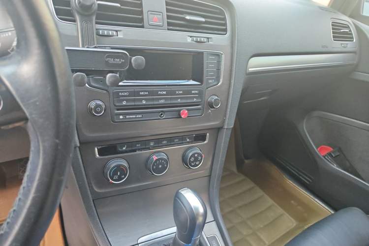 Used Volkswagen Golf 2014 1.4TSI Automatic Luxury Model Audio And AC Panel