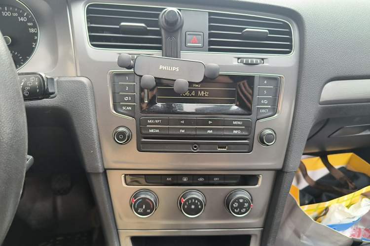 Used Volkswagen Golf 2014 1.6L Manual Fashion Edition Audio And AC Panel