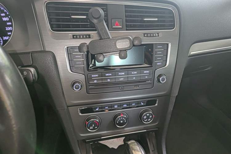 Used Volkswagen Golf 2014 1.4TSI Automatic Luxury Model Audio And AC Panel