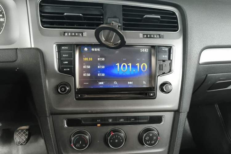 Used Volkswagen Golf 2014 1.6L Manual Fashion Edition Audio And AC Panel