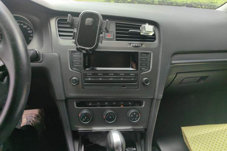 Used Volkswagen Golf 2014 1.4TSI Automatic Luxury Model Audio And AC Panel