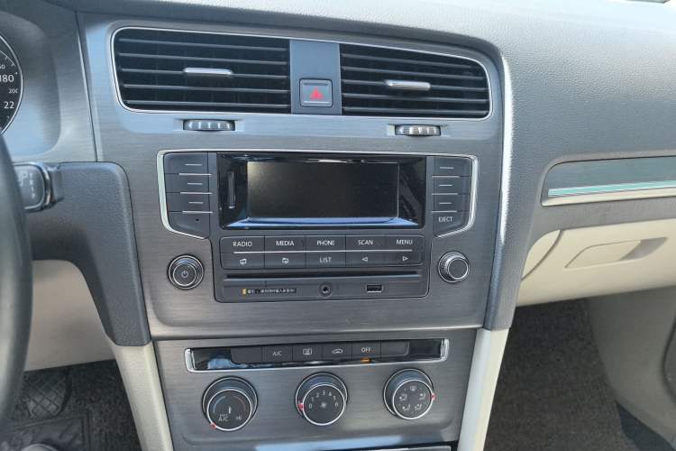 Used Volkswagen Golf 2014 1.4 TSI Manual Comfort Model Audio And AC Panel