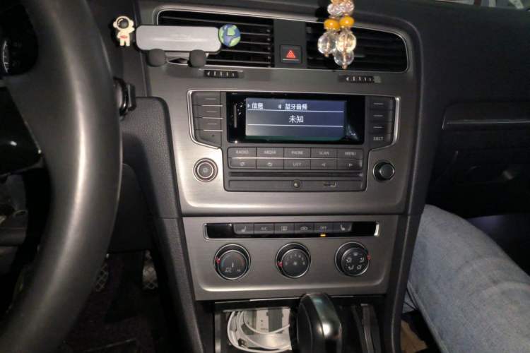 Used Volkswagen Golf 2014 1.6L Automatic Comfort Model Audio And AC Panel