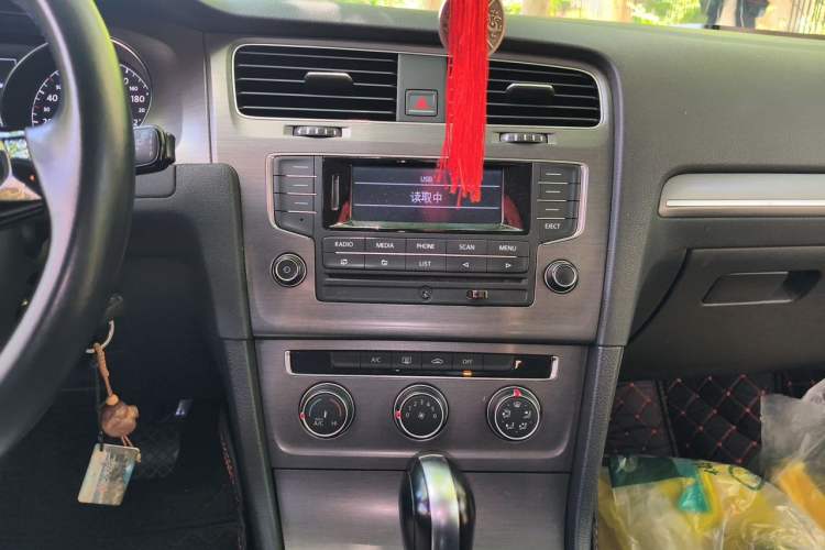 Used Volkswagen Golf 2014 1.6L Automatic Comfort Model Audio And AC Panel
