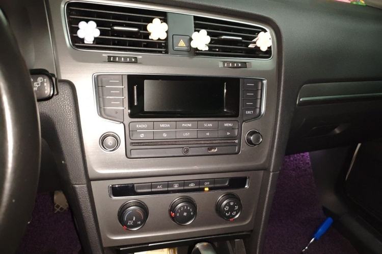 Used Volkswagen Golf 2014 1.6L Automatic Comfort Model Audio And AC Panel