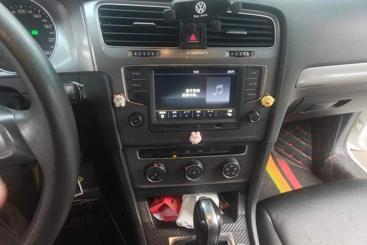 Used Volkswagen Golf 2014 1.6L Automatic Fashion Model Audio And AC Panel