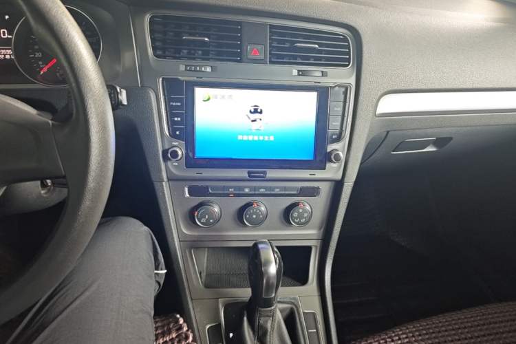 Used Volkswagen Golf 2014 1.6L Automatic Fashion Model Audio And AC Panel