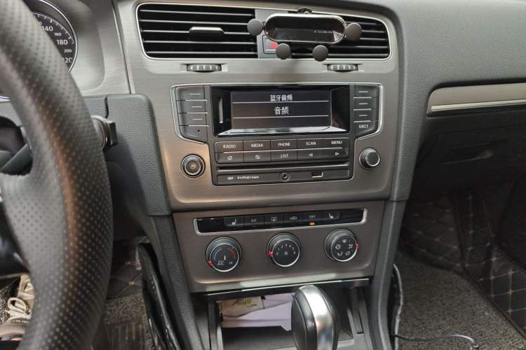 Used Volkswagen Golf 2014 1.6L Automatic Comfort Model Audio And AC Panel
