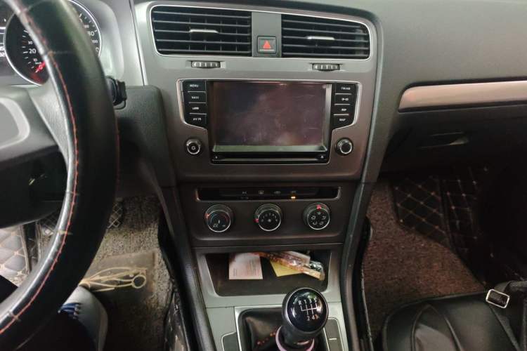 Used Volkswagen Golf 2014 1.6L Manual Fashion Edition Audio And AC Panel
