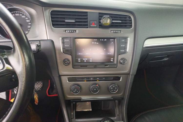 Used Volkswagen Golf 2014 1.4 TSI Manual Comfort Model Audio And AC Panel