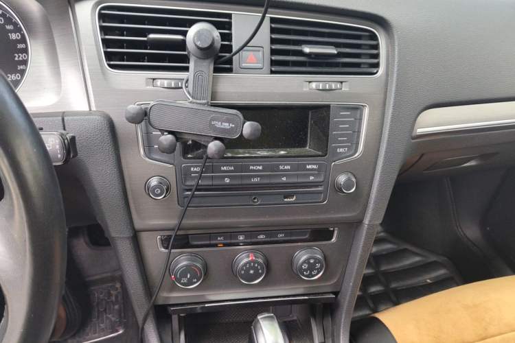 Used Volkswagen Golf 2014 1.6L Automatic Comfort Model Audio And AC Panel