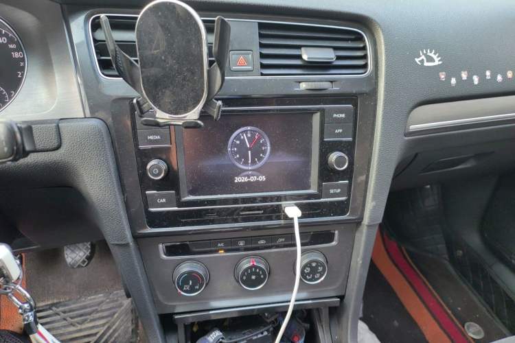 Used Volkswagen Golf 2014 1.4 TSI Manual Comfort Model Audio And AC Panel