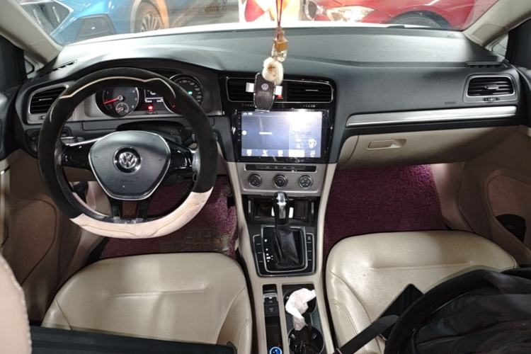 Used Volkswagen Golf 2014 1.6L Automatic Comfort Model Center Console