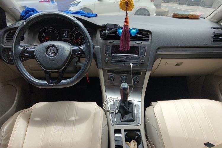 Used Volkswagen Golf 2014 1.6L Automatic Comfort Model Center Console