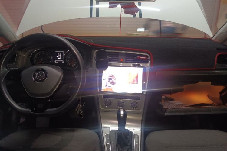 Used Volkswagen Golf 2014 1.6L Automatic Fashion Model Center Console