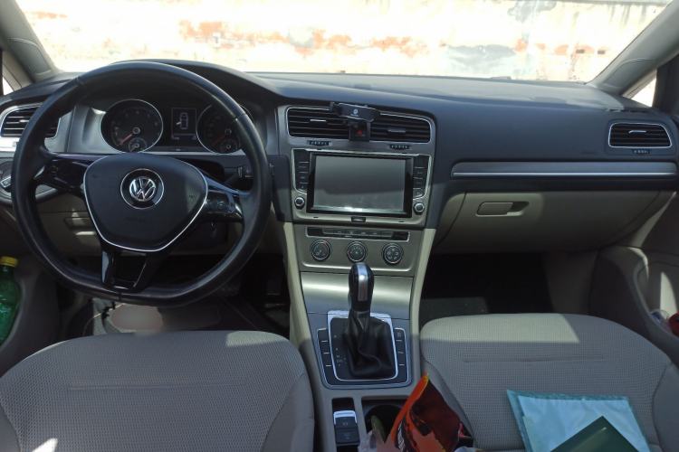 Used Volkswagen Golf 2014 1.6L Automatic Comfort Model Center Console