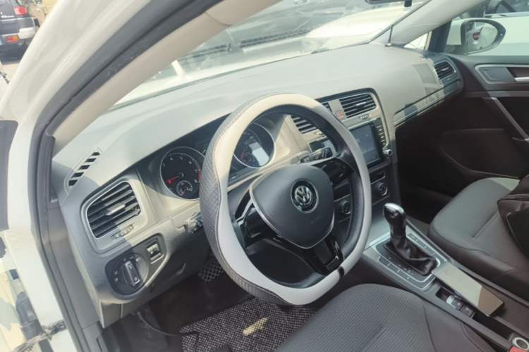 Used Volkswagen Golf 2014 1.6L Automatic Comfort Model Center Console