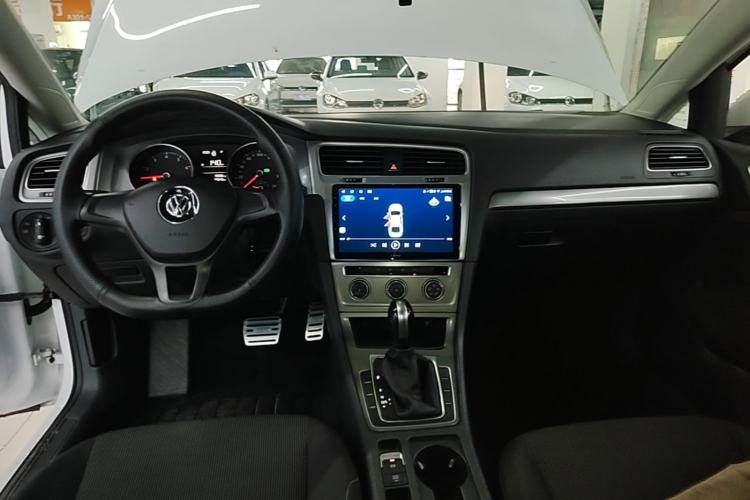 Used Volkswagen Golf 2014 1.6L Automatic Fashion Model Center Console