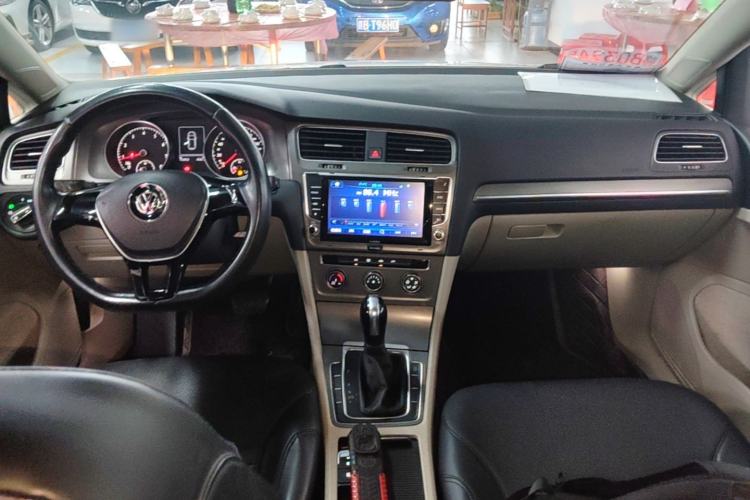 Used Volkswagen Golf 2014 1.6L Automatic Comfort Model Center Console