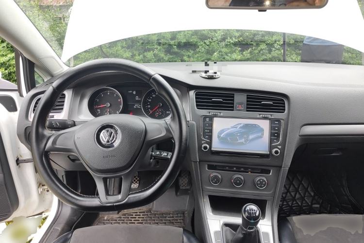 Used Volkswagen Golf 2014 1.6L Manual Fashion Edition Center Console