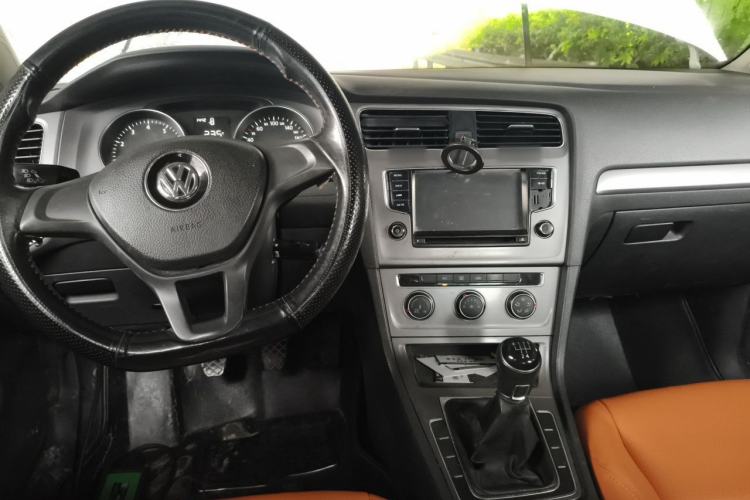 Used Volkswagen Golf 2014 1.6L Manual Fashion Edition Center Console