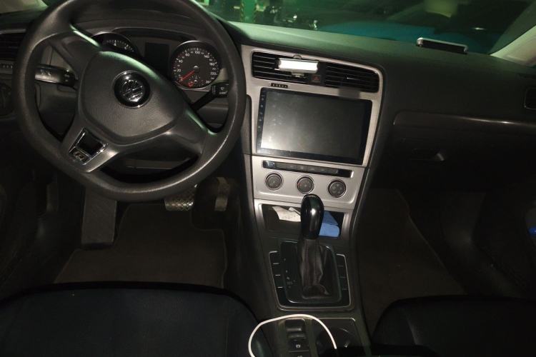 Used Volkswagen Golf 2014 1.6L Automatic Fashion Model Center Console