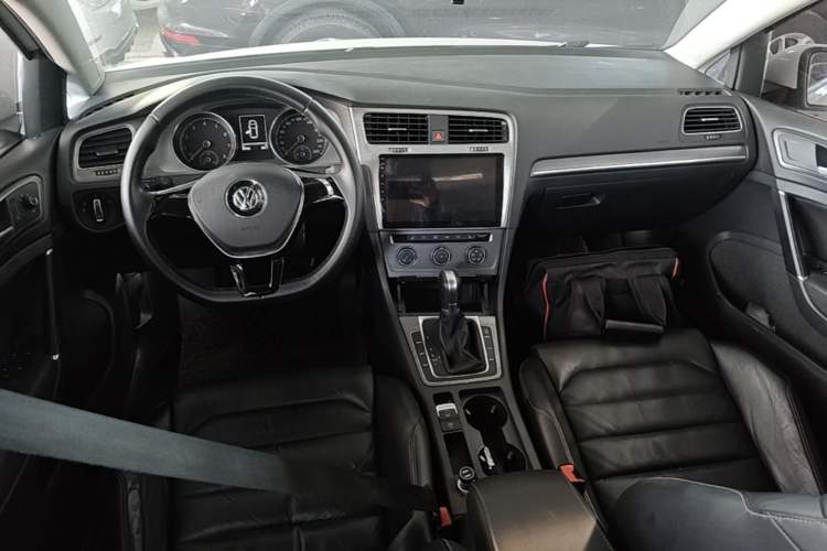 Used Volkswagen Golf 2014 1.6L Automatic Comfort Model Center Console