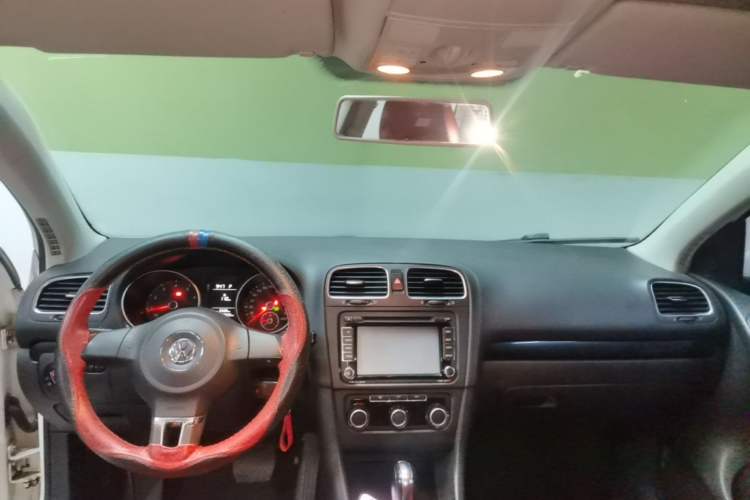 Used Volkswagen Golf 2014 1.6L Automatic Comfort Model Center Console