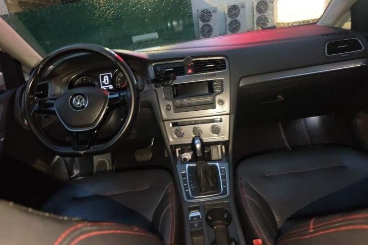 Used Volkswagen Golf 2014 1.6L Automatic Comfort Model Center Console