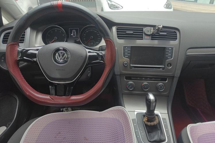 Used Volkswagen Golf 2014 1.6L Automatic Comfort Model Center Console