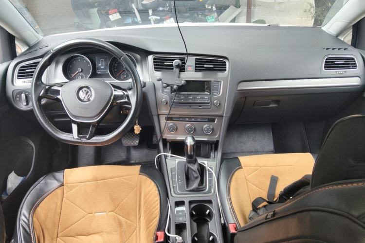 Used Volkswagen Golf 2014 1.6L Automatic Comfort Model Center Console
