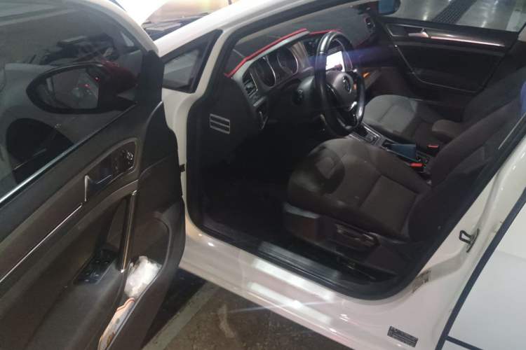 Used Volkswagen Golf 2014 1.6L Automatic Fashion Model Driver Seat