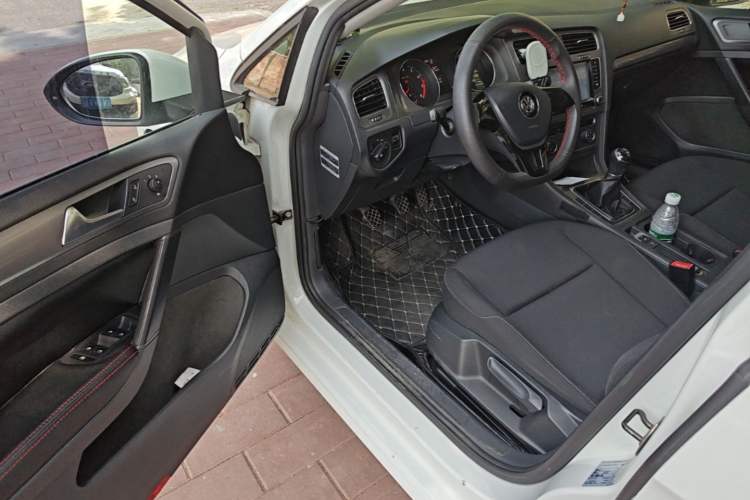 Used Volkswagen Golf 2014 1.6L Manual Fashion Edition Driver Seat
