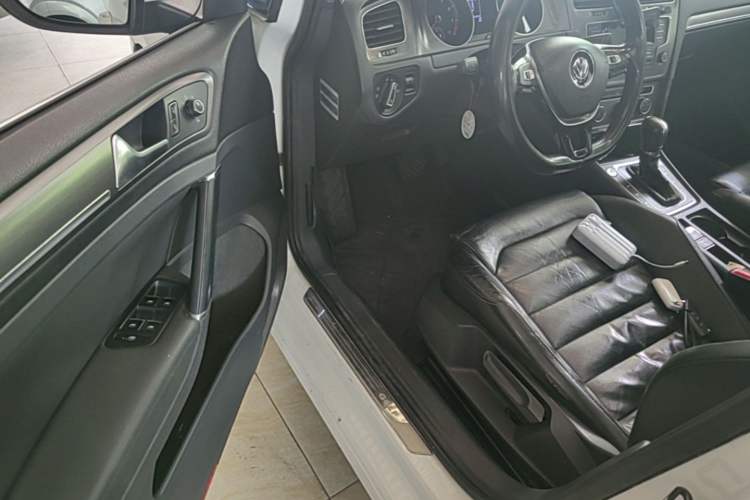 Used Volkswagen Golf 2014 1.4TSI Automatic Luxury Model Driver Seat