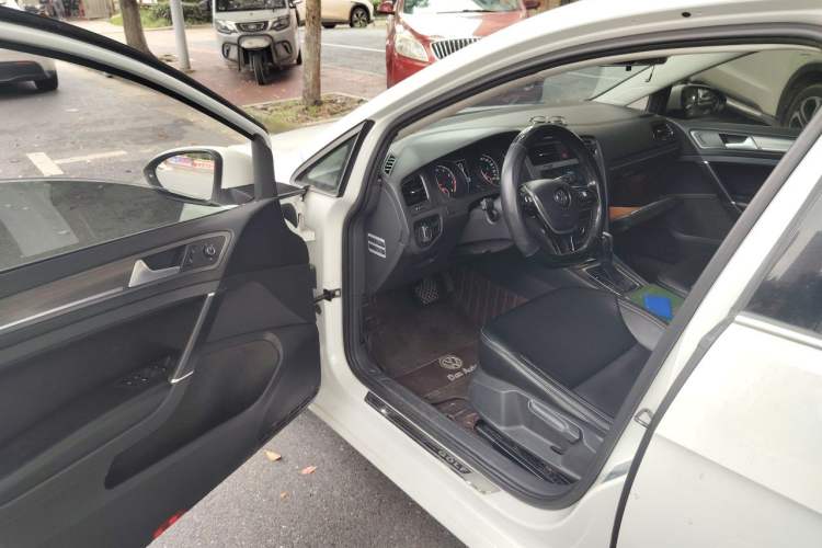 Used Volkswagen Golf 2014 1.4TSI Automatic Comfort Model Driver Seat