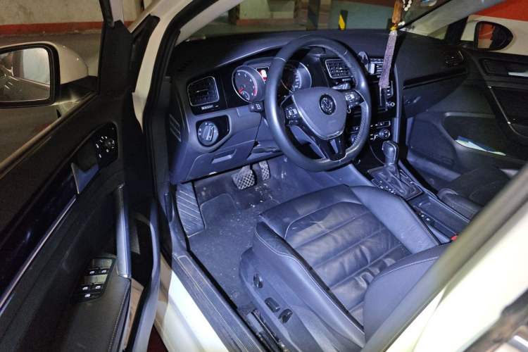 Used Volkswagen Golf 2014 1.4TSI Luxury Travel Edition Driver Seat