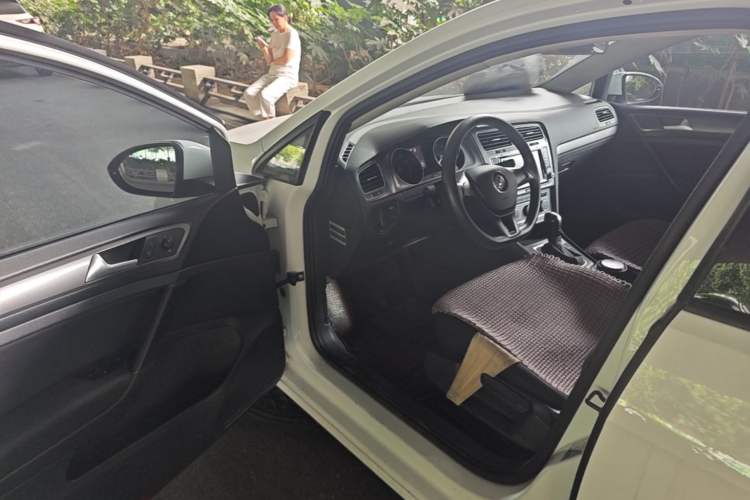 Used Volkswagen Golf 2014 1.6L Automatic Fashion Model Driver Seat