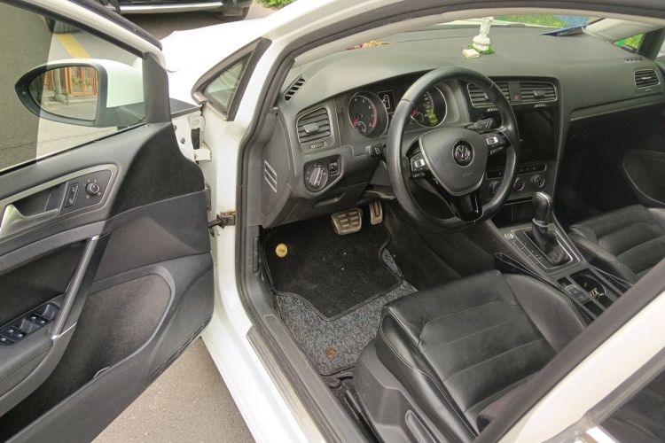 Used Volkswagen Golf 2014 1.4TSI Automatic Luxury Model Driver Seat