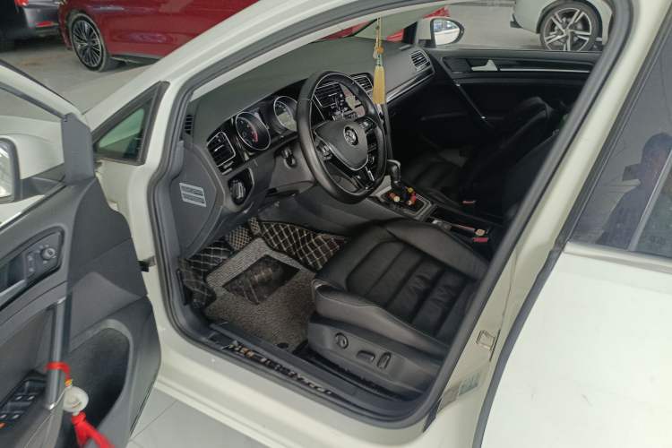 Used Volkswagen Golf 2014 1.4TSI Luxury Travel Edition Driver Seat