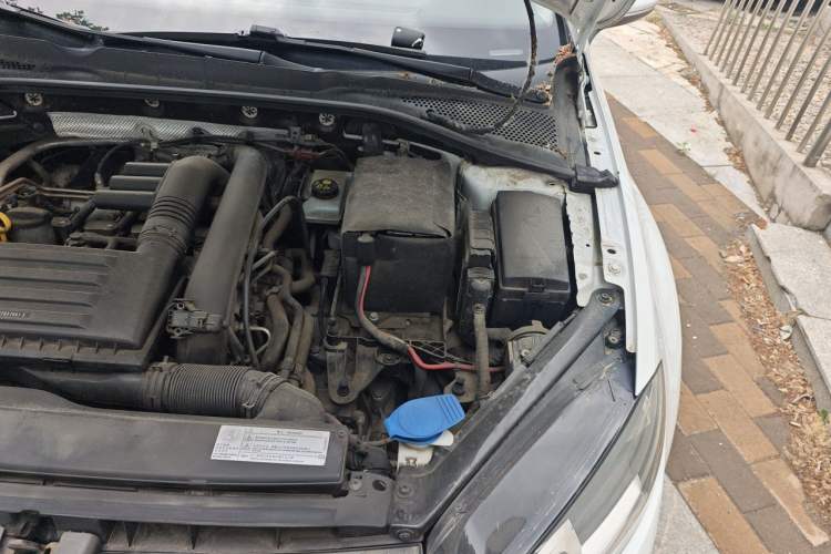 Used Volkswagen Golf 2014 1.4TSI Automatic Luxury Model Engine Bay Left