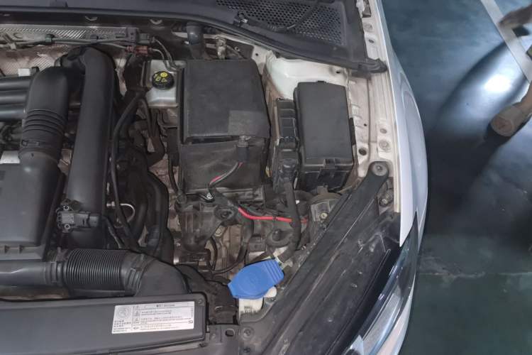 Used Volkswagen Golf 2014 1.4TSI Automatic Luxury Model Engine Bay Left