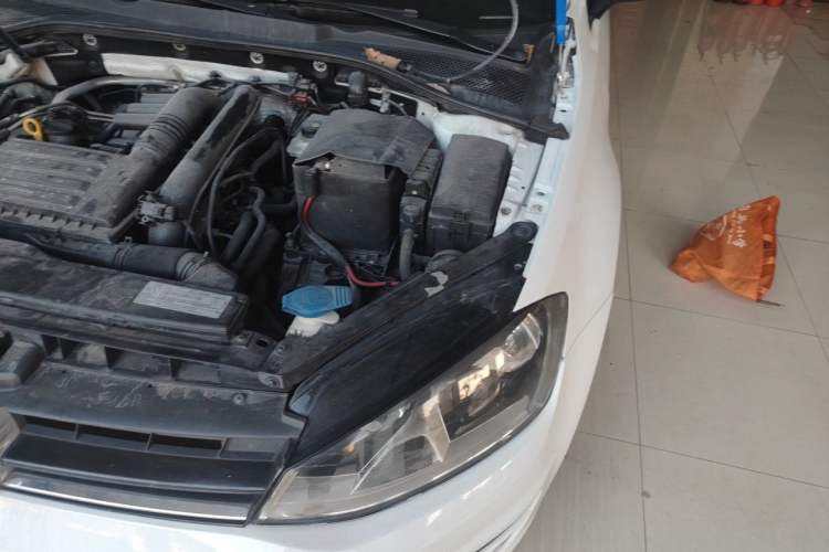 Used Volkswagen Golf 2014 1.4TSI Automatic Luxury Model Engine Bay Left