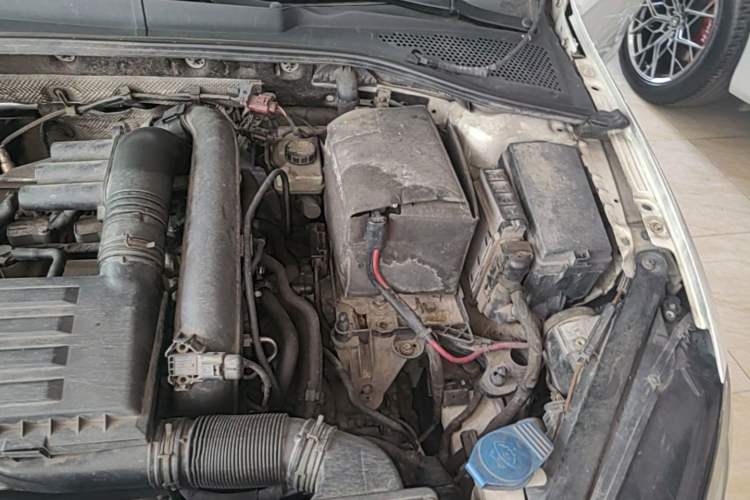 Used Volkswagen Golf 2014 1.4TSI Automatic Luxury Model Engine Bay Left