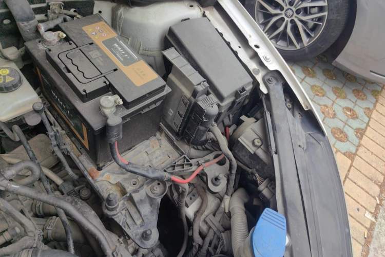 Used Volkswagen Golf 2014 1.6L Automatic Comfort Model Engine Bay Left
