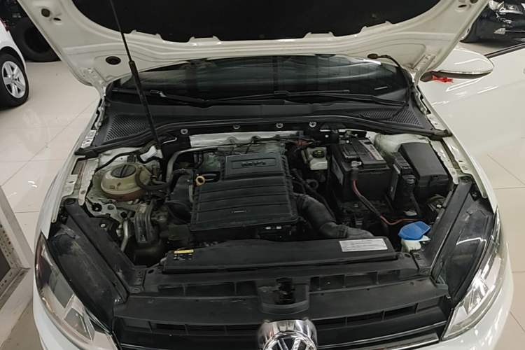 Used Volkswagen Golf 2014 1.6L Automatic Fashion Model Engine Bay