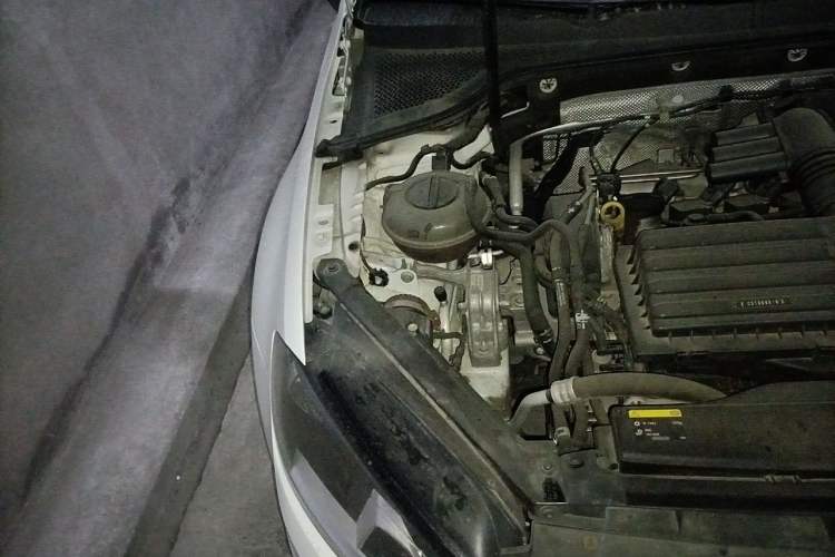 Used Volkswagen Golf 2014 1.4TSI Automatic Comfort Model Engine Bay Right
