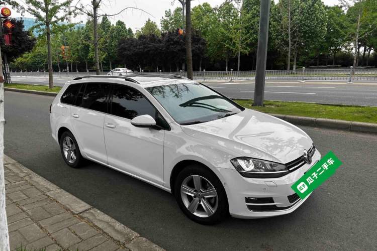 Used Volkswagen Golf 2014 1.4TSI Luxury Travel Edition Front Right 45 Deg